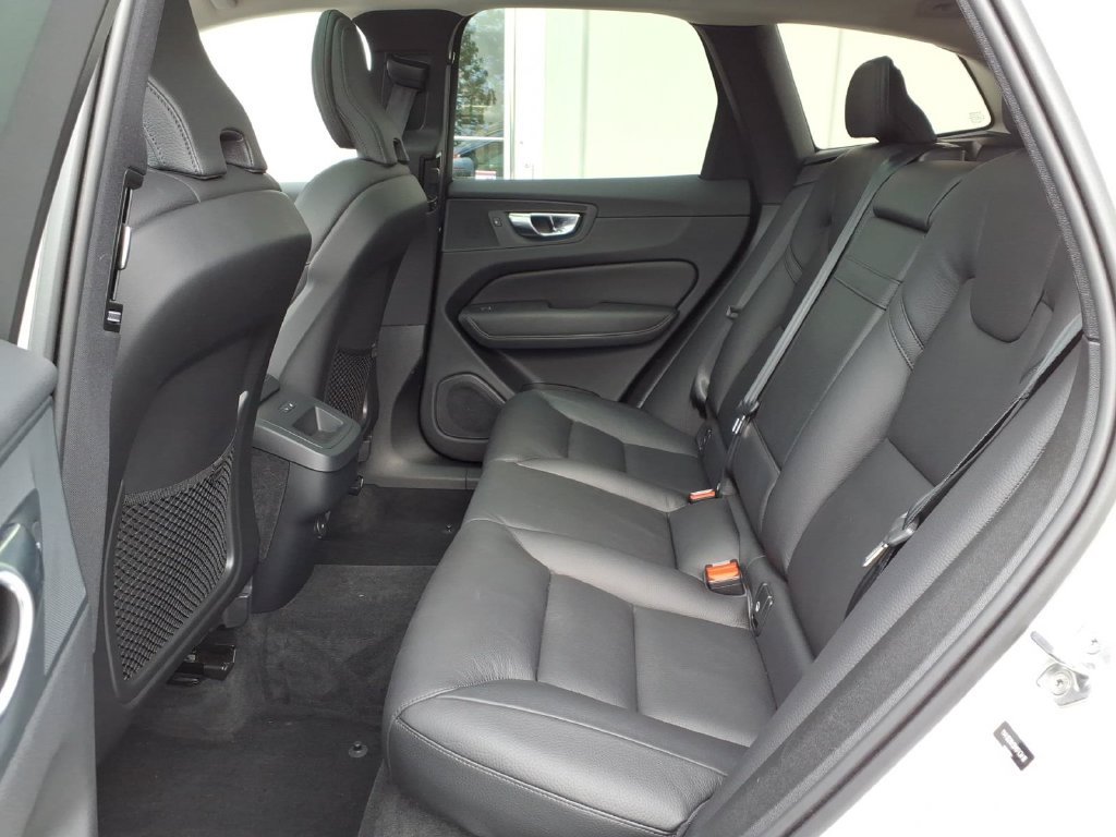Used 2021 Volvo XC60 T5 Momentum w/ Climate Package AWD/4WD image 8