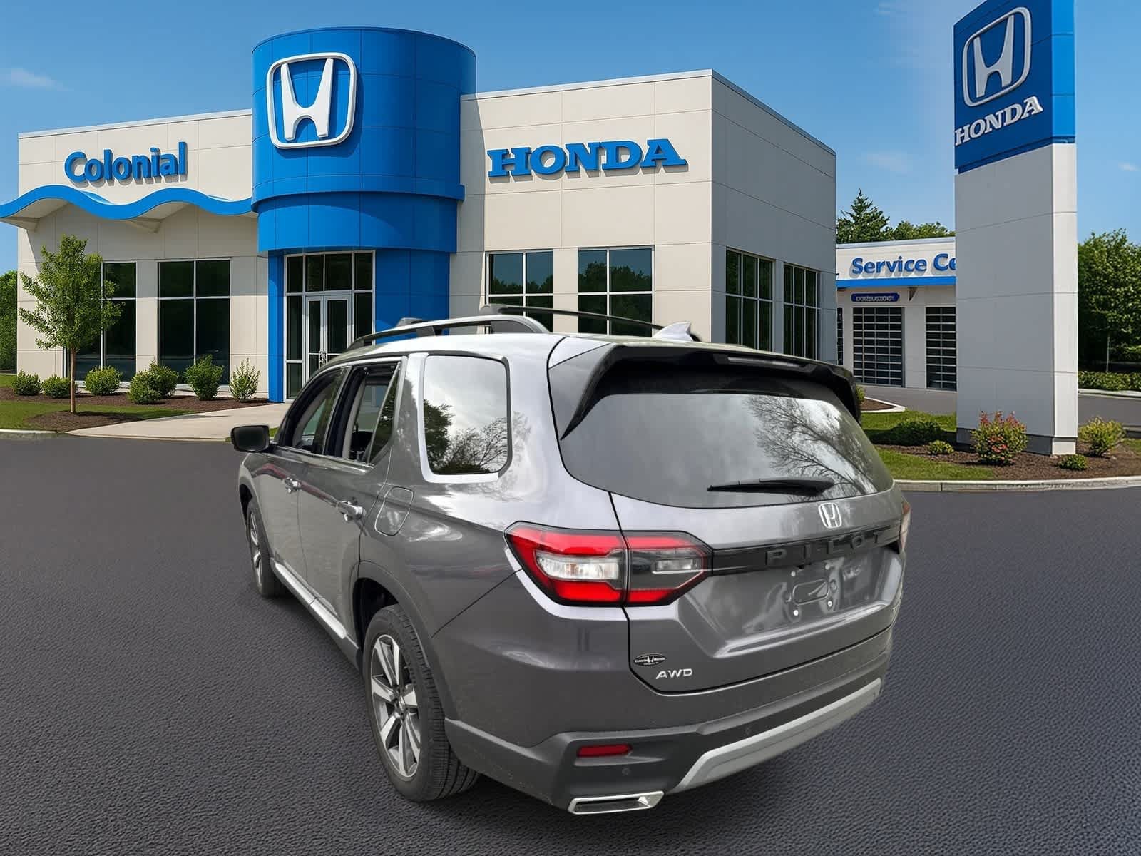 Used 2025 Honda Pilot Touring image 4