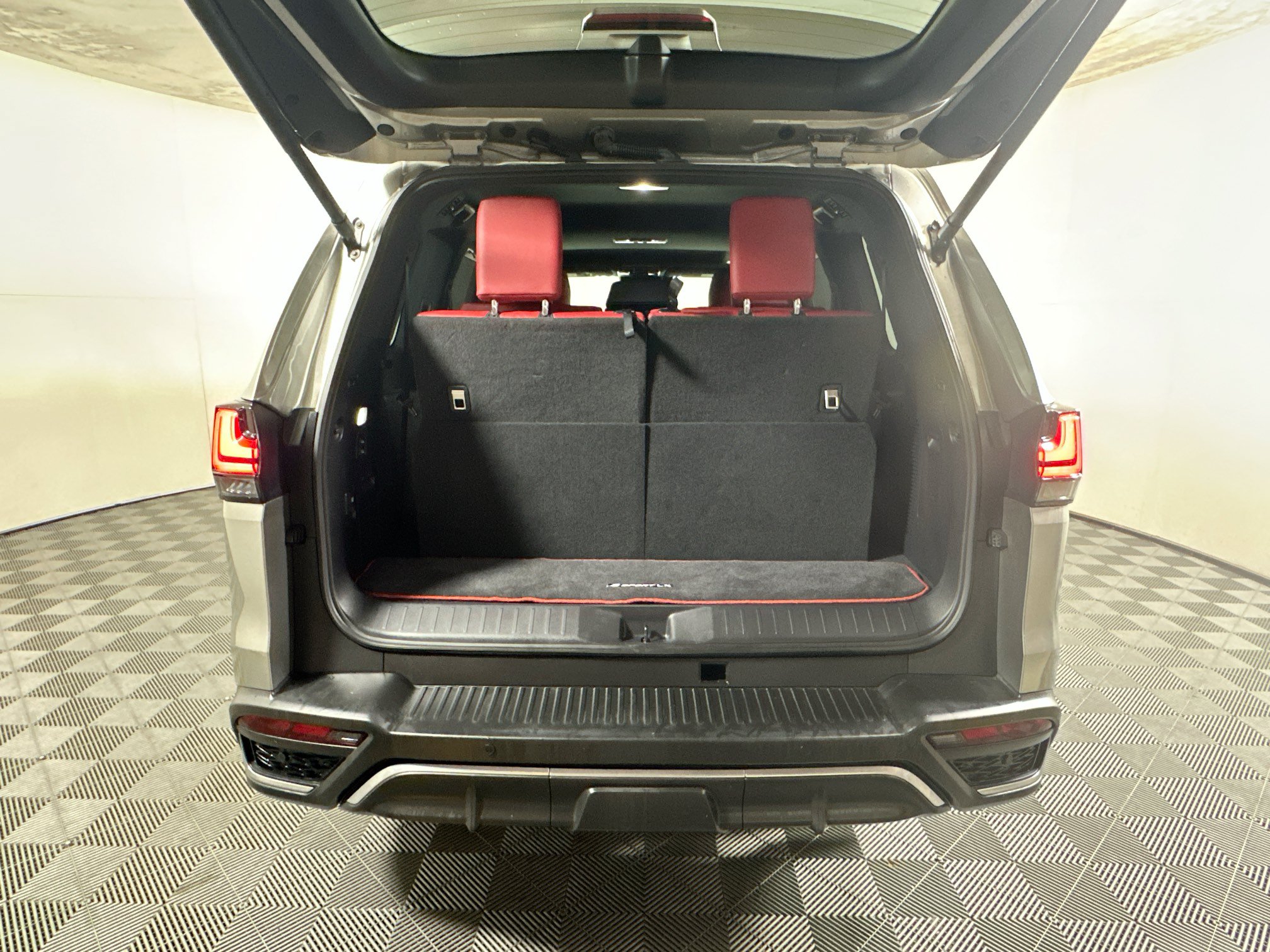 Used 2025 Lexus LX 600 F Sport w/ Accessory Package (Z1) AWD/4WD image 31