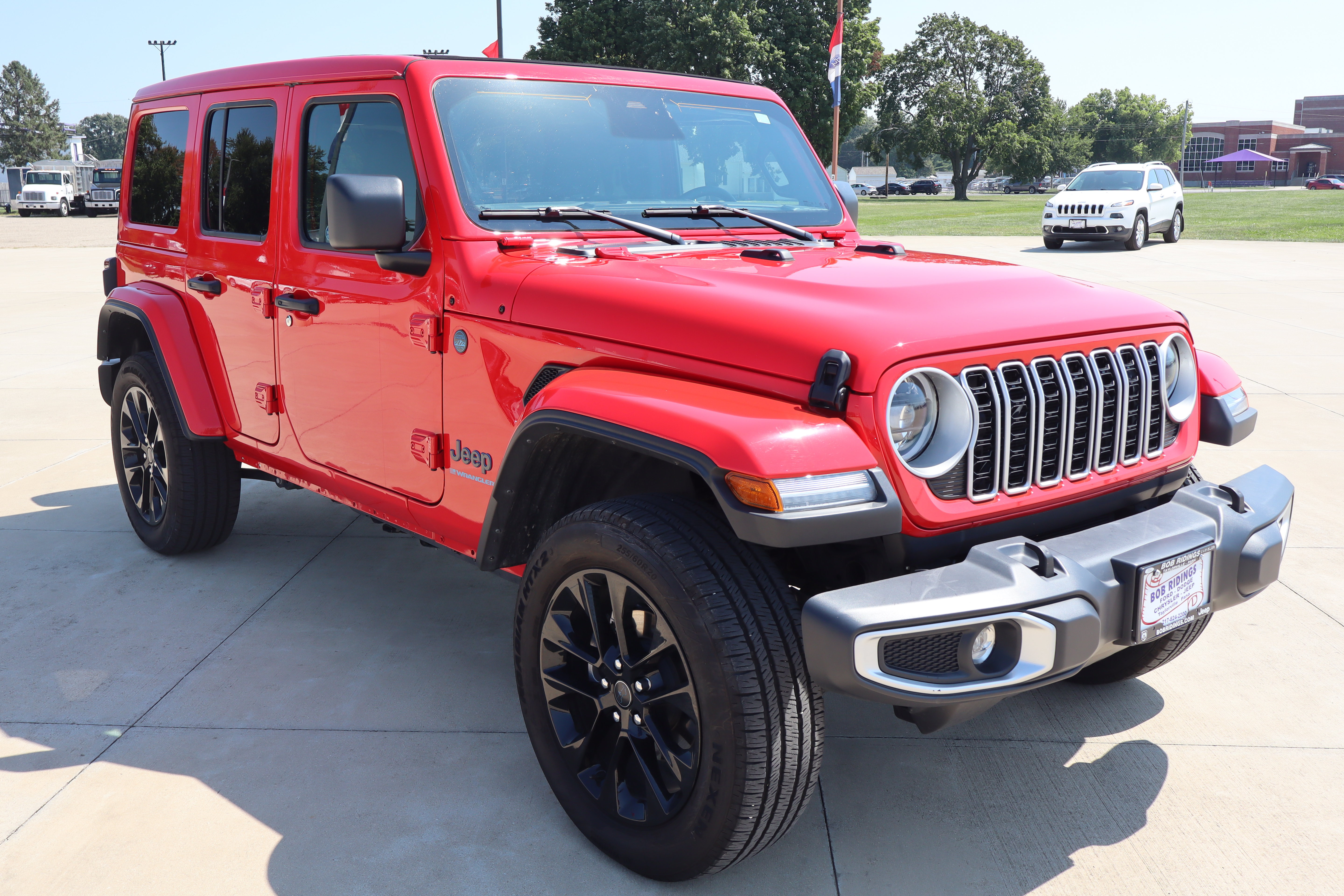 Used 2025 Jeep Wrangler Unlimited Sahara w/ Safety Group AWD/4WD image 3