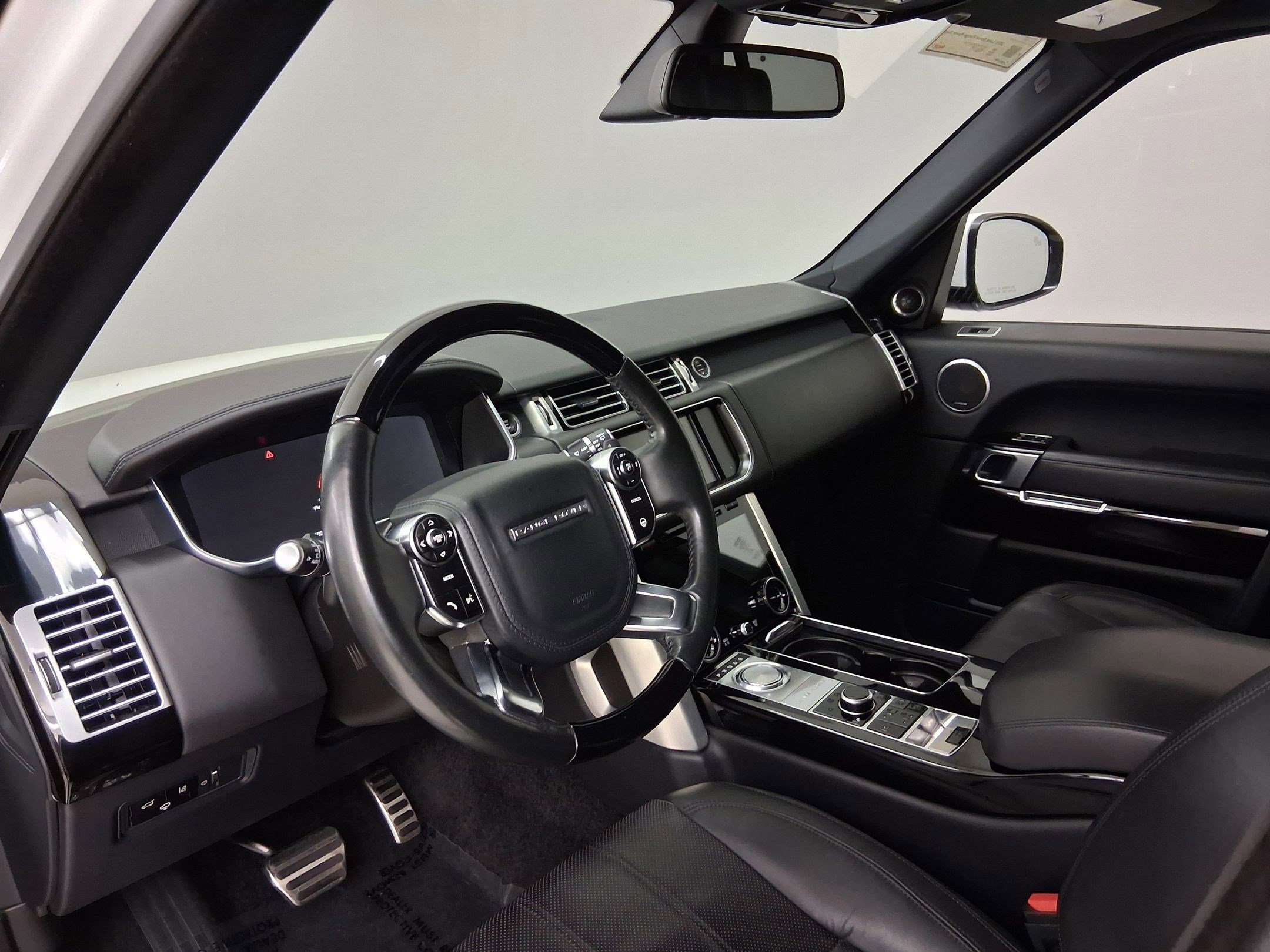 Used 2015 Land Rover Range Rover Supercharged image 2