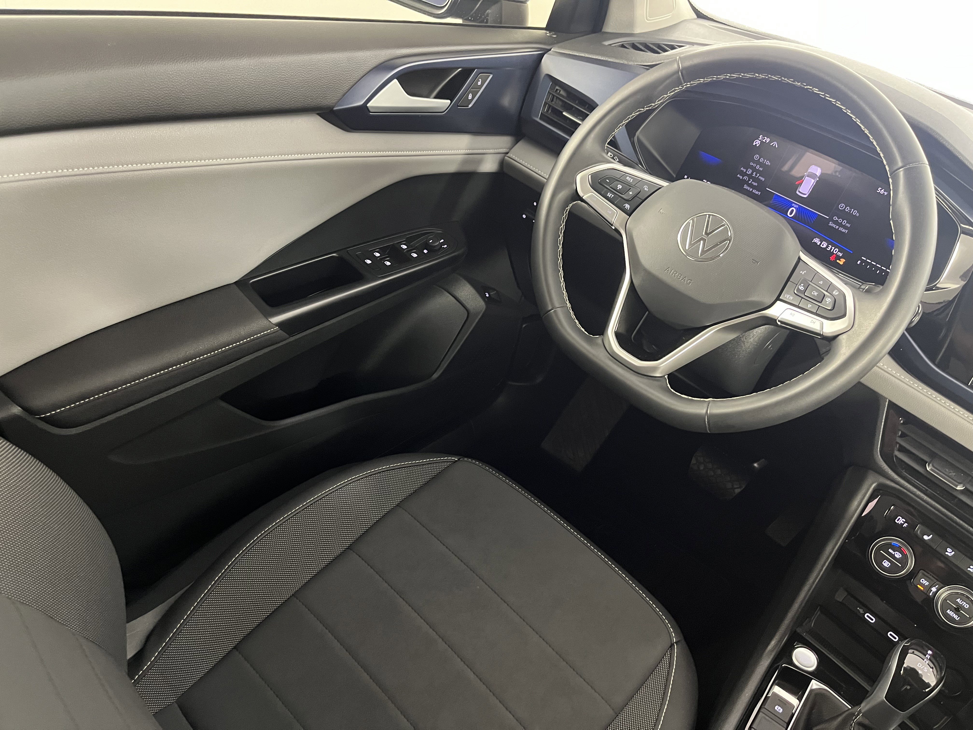 Certified 2024 Volkswagen Taos SE image 9