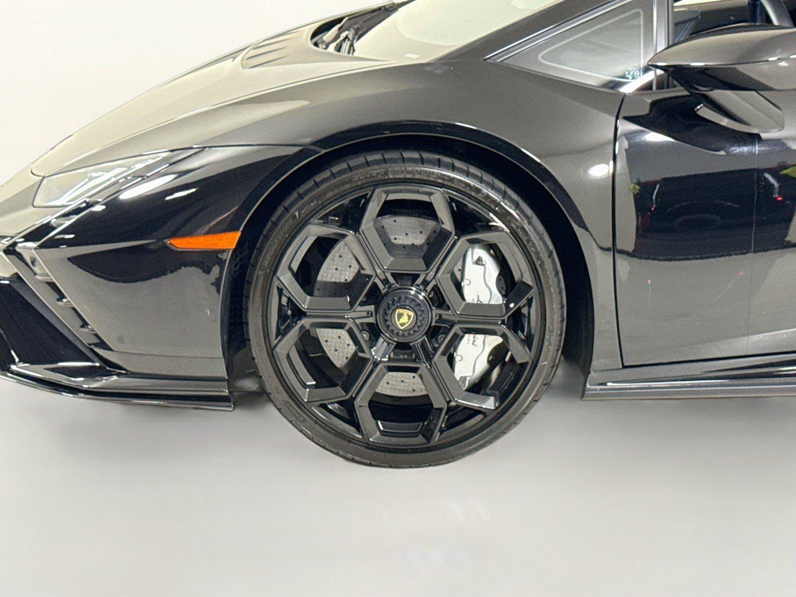 Used 2023 Lamborghini Huracan Tecnica RWD image 40
