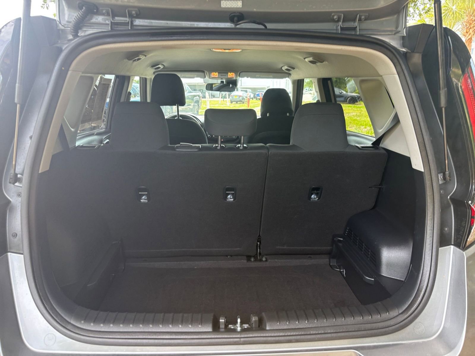 Used 2025 Kia Soul LX w/ LX Technology Package FWD image 30