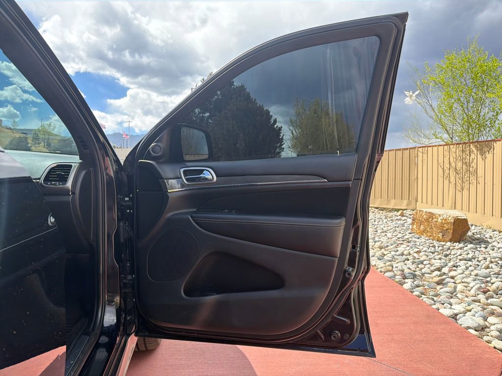 Used 2017 Jeep Grand Cherokee SRT image 29