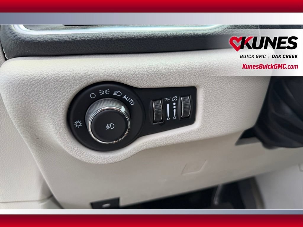 Used 2023 Chrysler Pacifica Limited FWD image 15