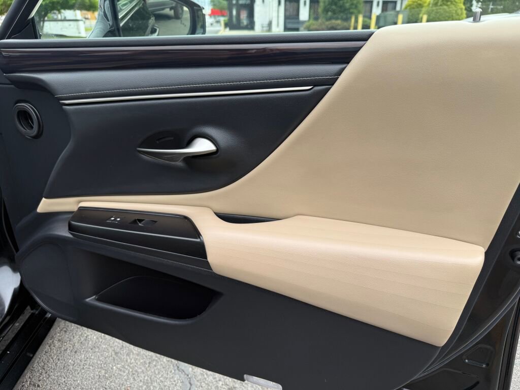 Used 2020 Lexus ES 300h w/ Accessory Package 2 FWD image 30