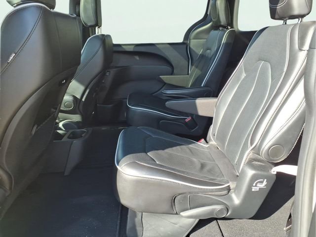 Used 2025 Chrysler Pacifica Limited FWD image 21