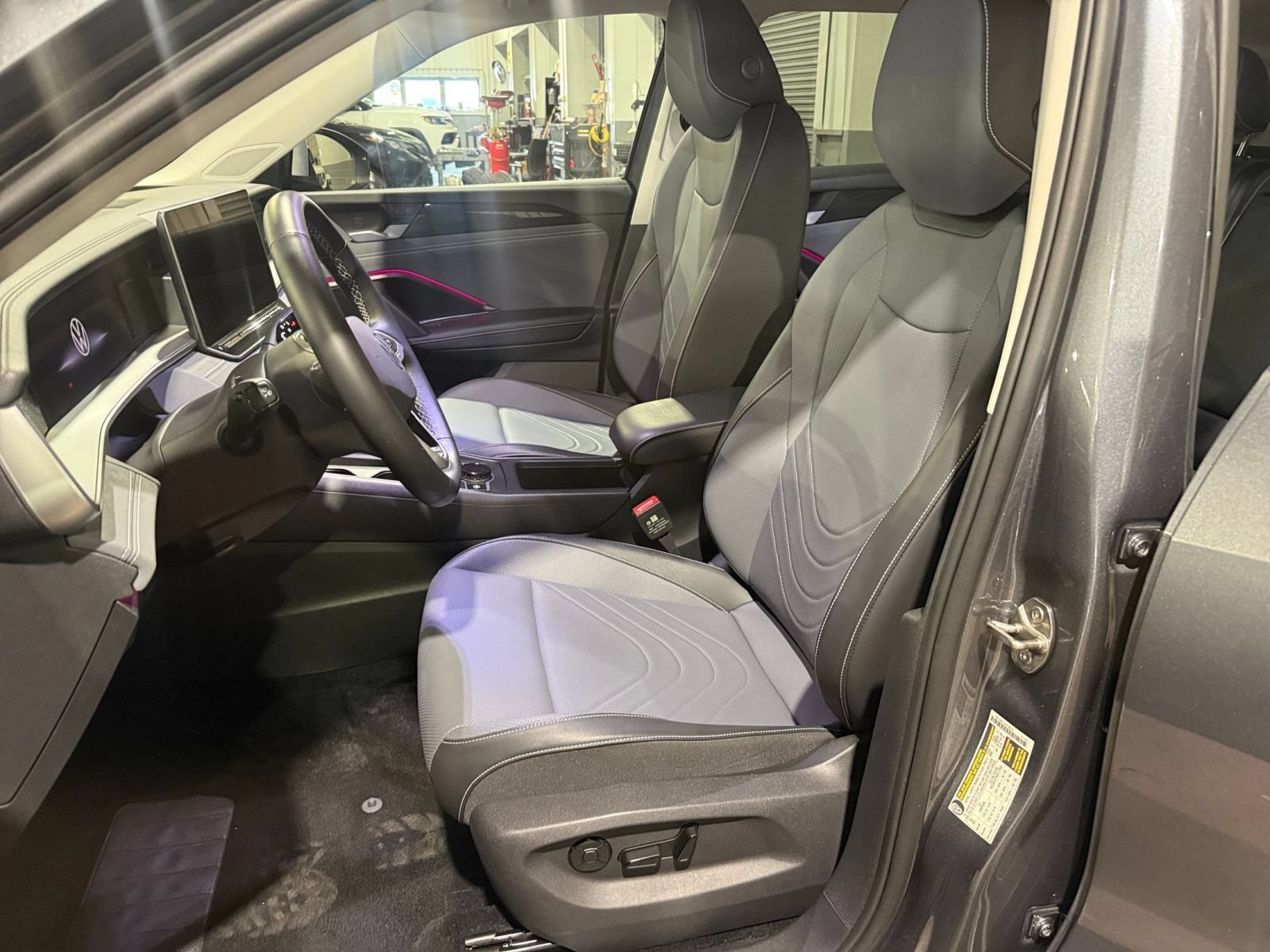 Used 2026 Volkswagen Tiguan SE AWD/4WD image 37