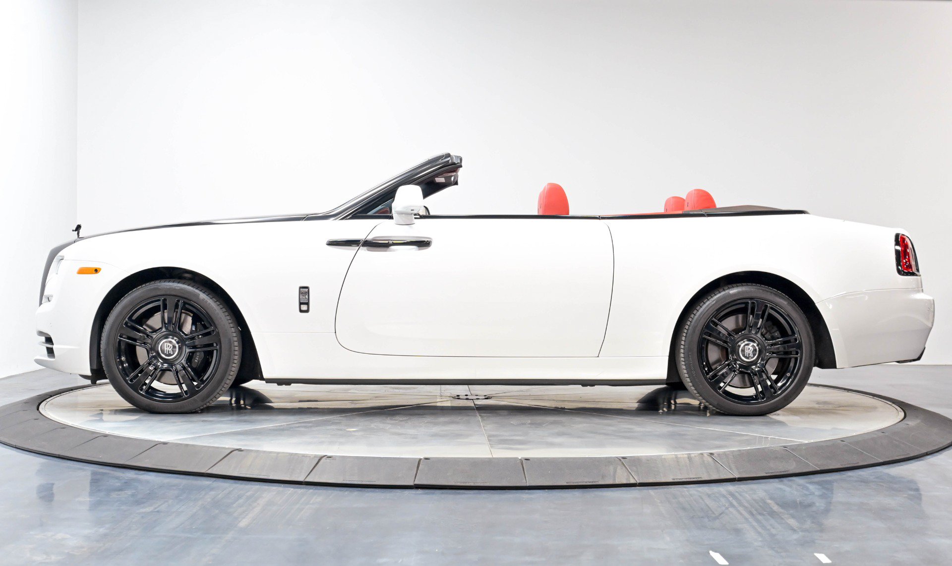 Used 2017 Rolls-Royce Dawn RWD image 37