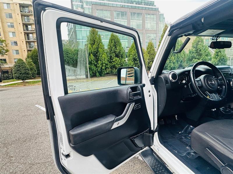 Used 2015 Jeep Wrangler Unlimited Sahara AWD/4WD image 15