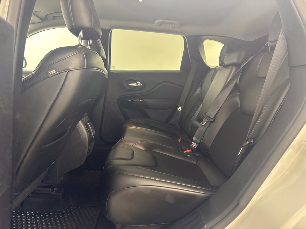 Used 2020 Jeep Cherokee Latitude Plus AWD/4WD image 22