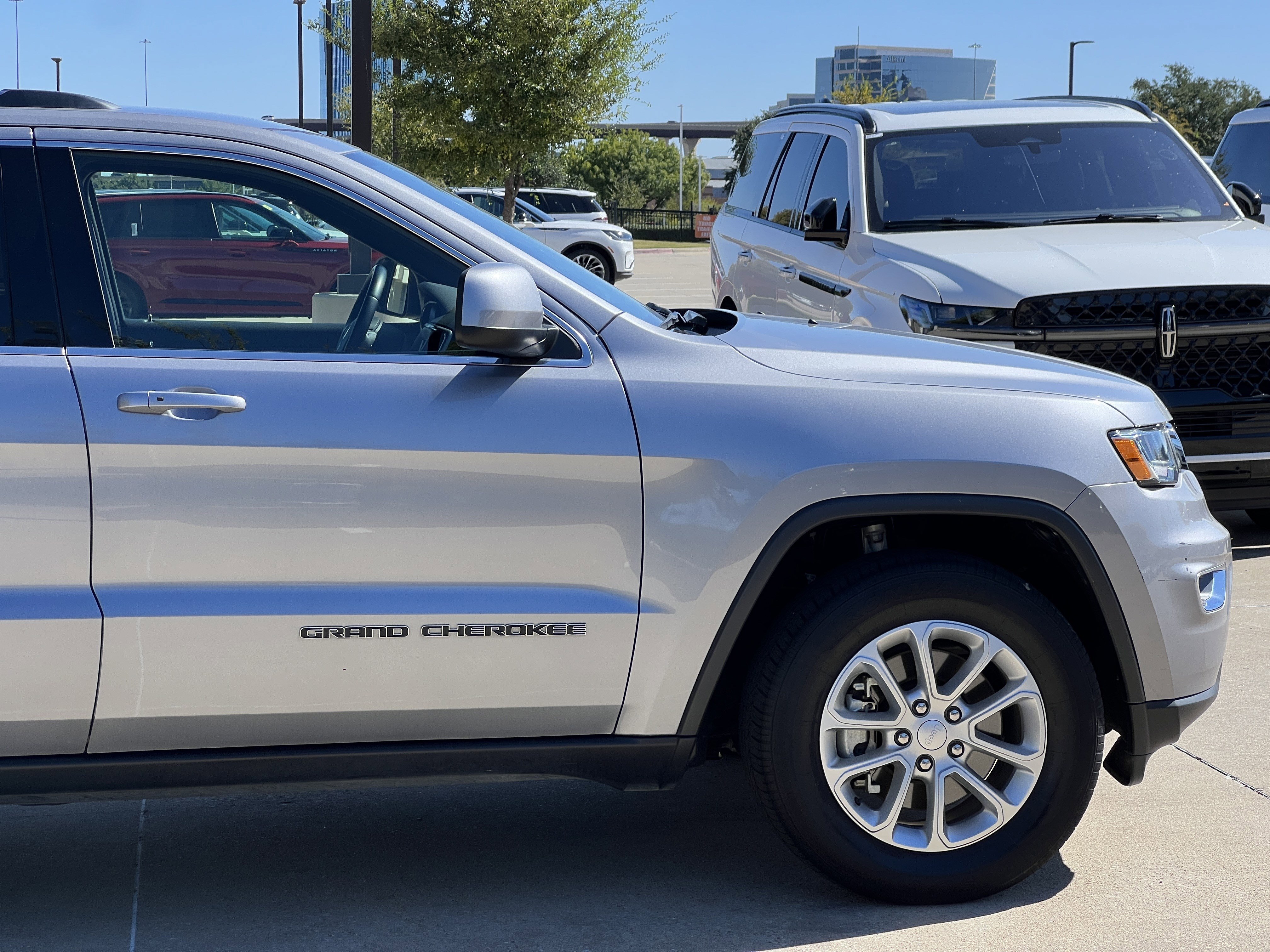 Used 2021 Jeep Grand Cherokee Laredo image 12