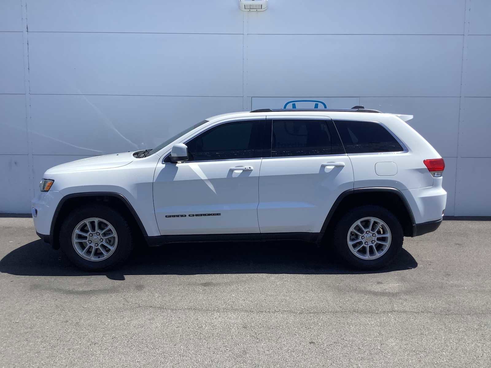 Used 2018 Jeep Grand Cherokee Laredo AWD/4WD image 2
