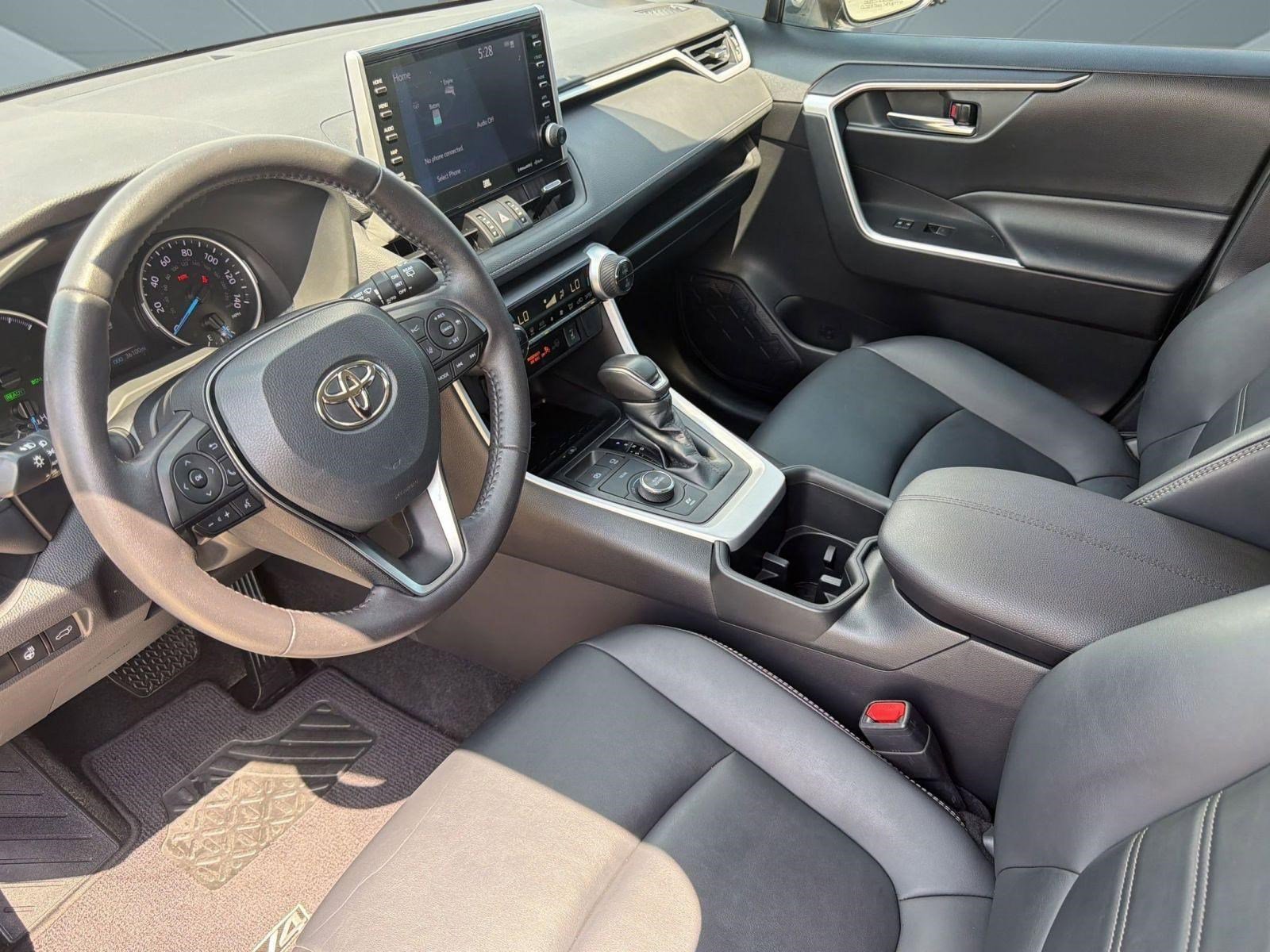 Used 2022 Toyota RAV4 XLE Premium AWD/4WD image 4