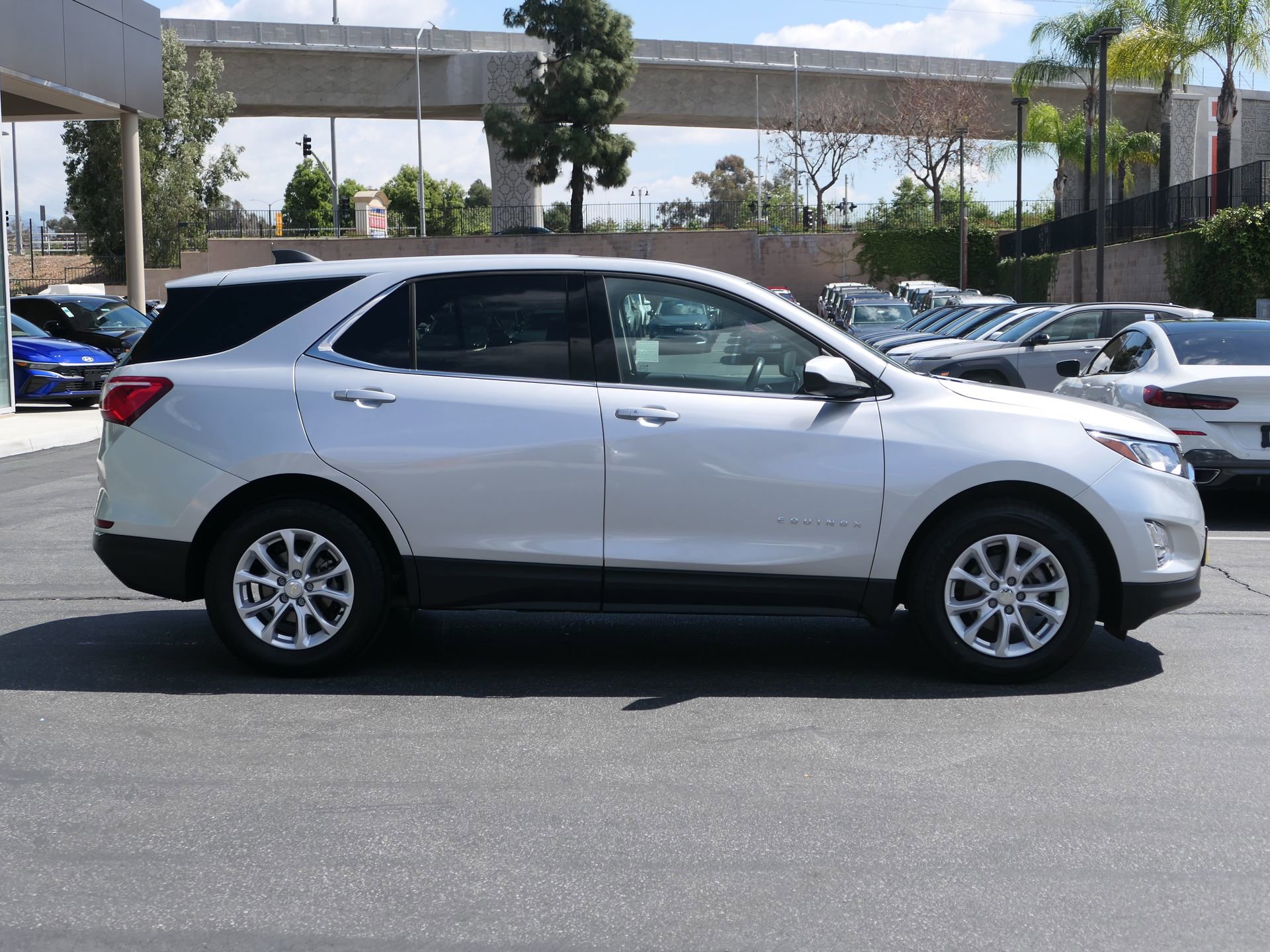 Used 2020 Chevrolet Equinox LT image 2