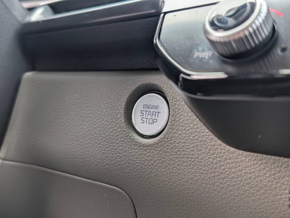 Certified 2025 Kia Carnival FWD image 17