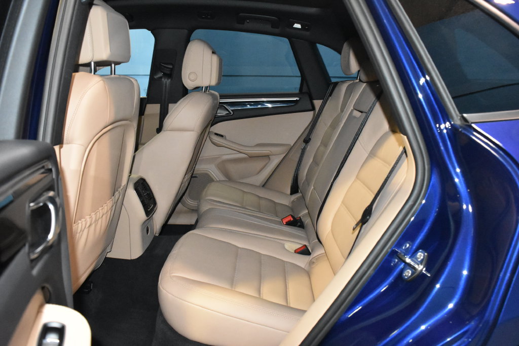 Certified 2025 Porsche Macan AWD/4WD image 21