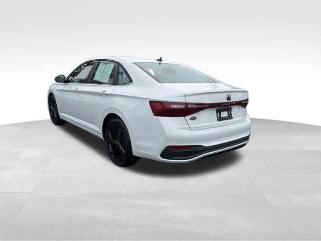 Certified 2025 Volkswagen Jetta SE w/ Sunroof Package image 5