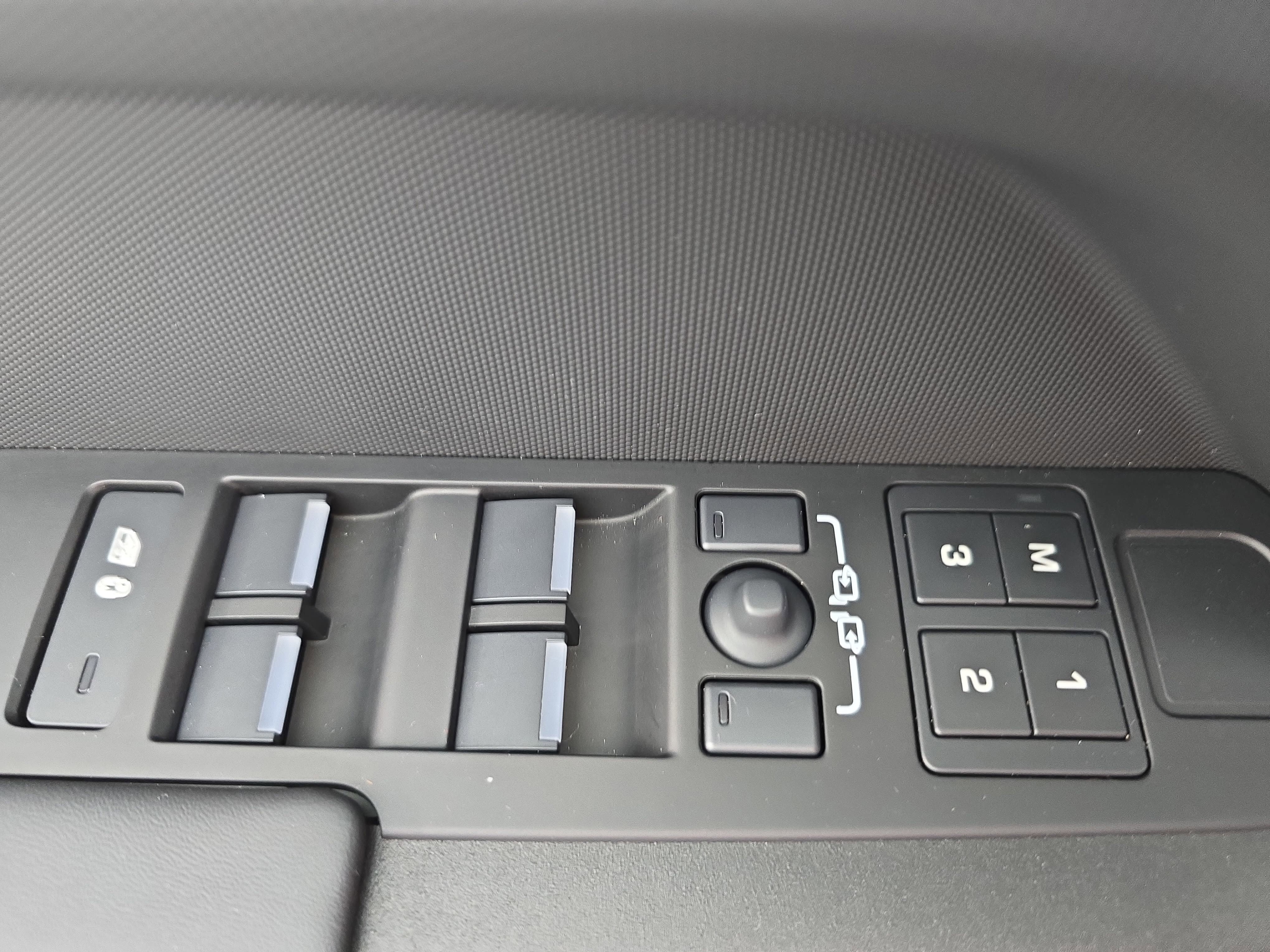 Certified 2025 Land Rover Defender 110 V8 image 27