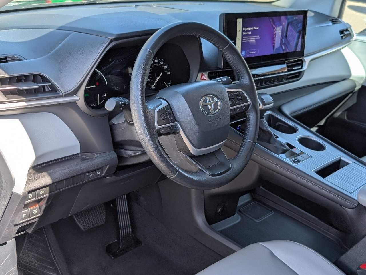 Used 2025 Toyota Sienna XLE FWD image 15
