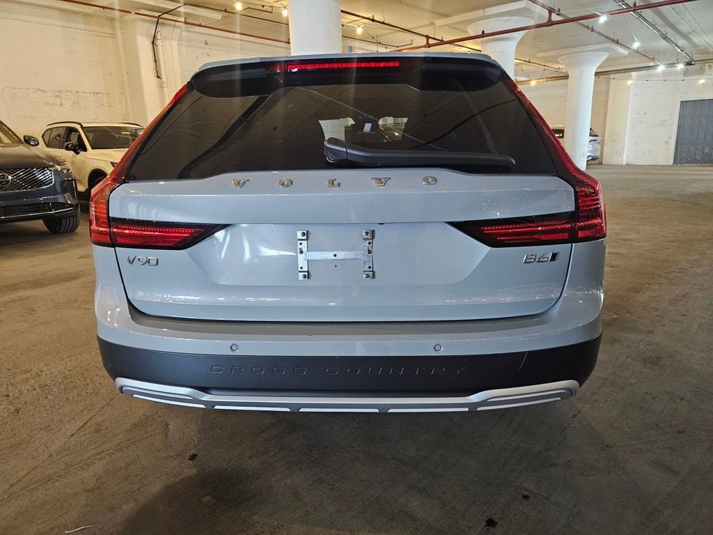 Certified 2025 Volvo V90 B6 Cross Country Plus AWD/4WD image 3