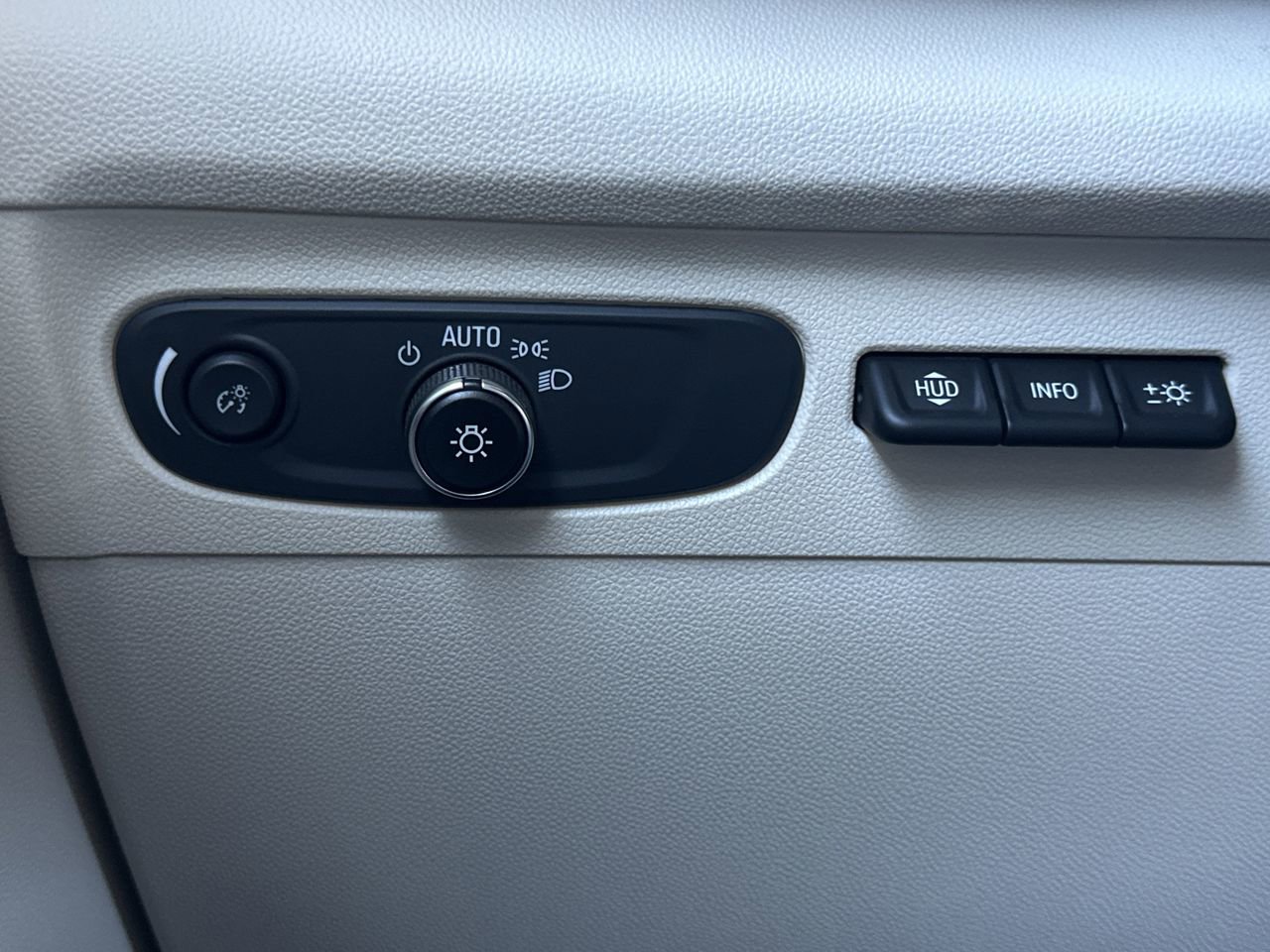 Used 2021 Buick Envision Avenir w/ Technology Package II image 16