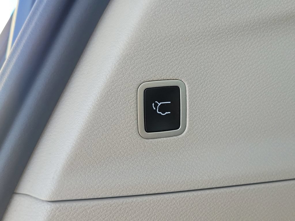 Used 2023 Chrysler Pacifica Touring-L FWD image 13