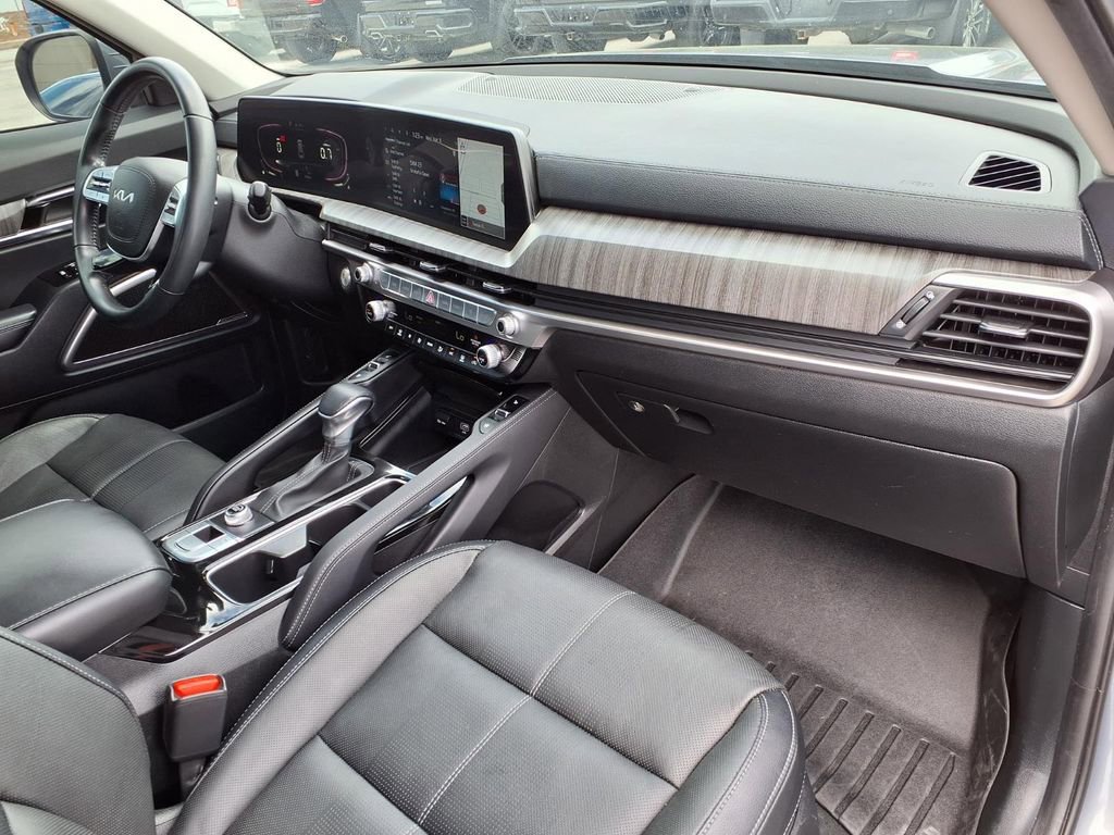 Used 2024 Kia Telluride EX w/ EX Captain's Chair Package FWD image 11