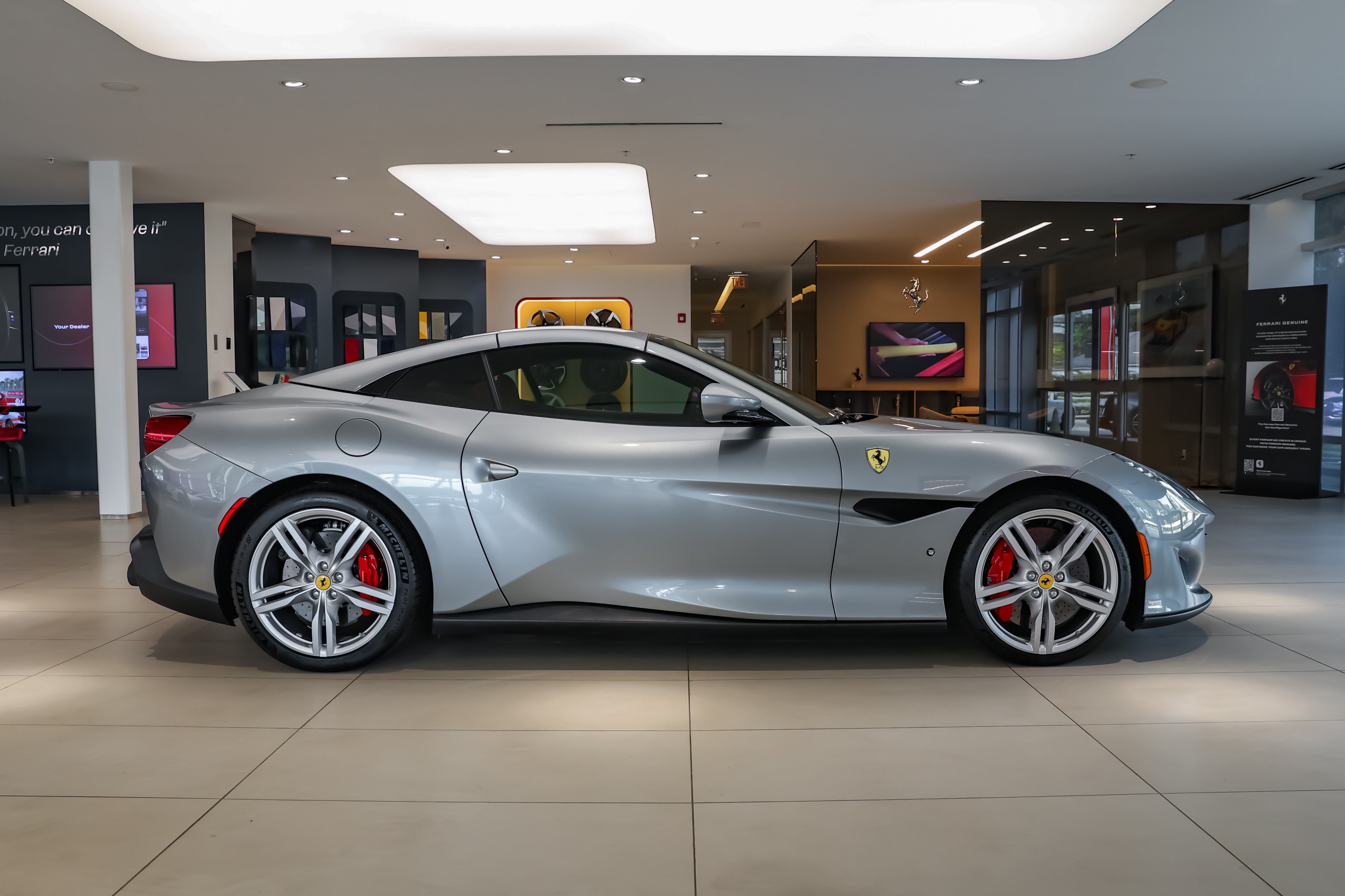 Used 2019 Ferrari Portofino RWD image 17