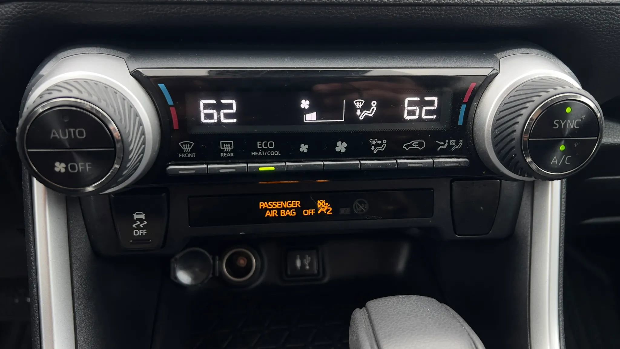 Used 2019 Toyota RAV4 LE w/ Carpet Mat Package image 30