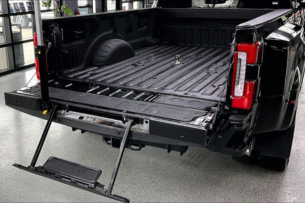 Used 2023 Ford F450 Platinum w/ FX4 Off-Road Package AWD/4WD image 25
