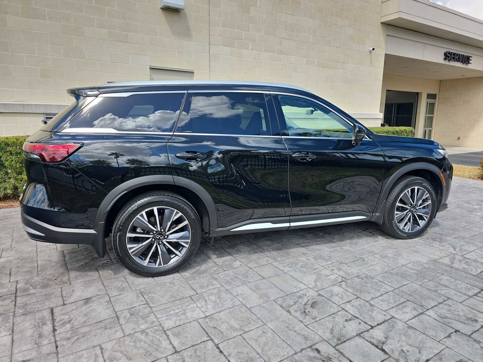 Certified 2026 INFINITI QX60 Luxe w/ Cargo Package image 2