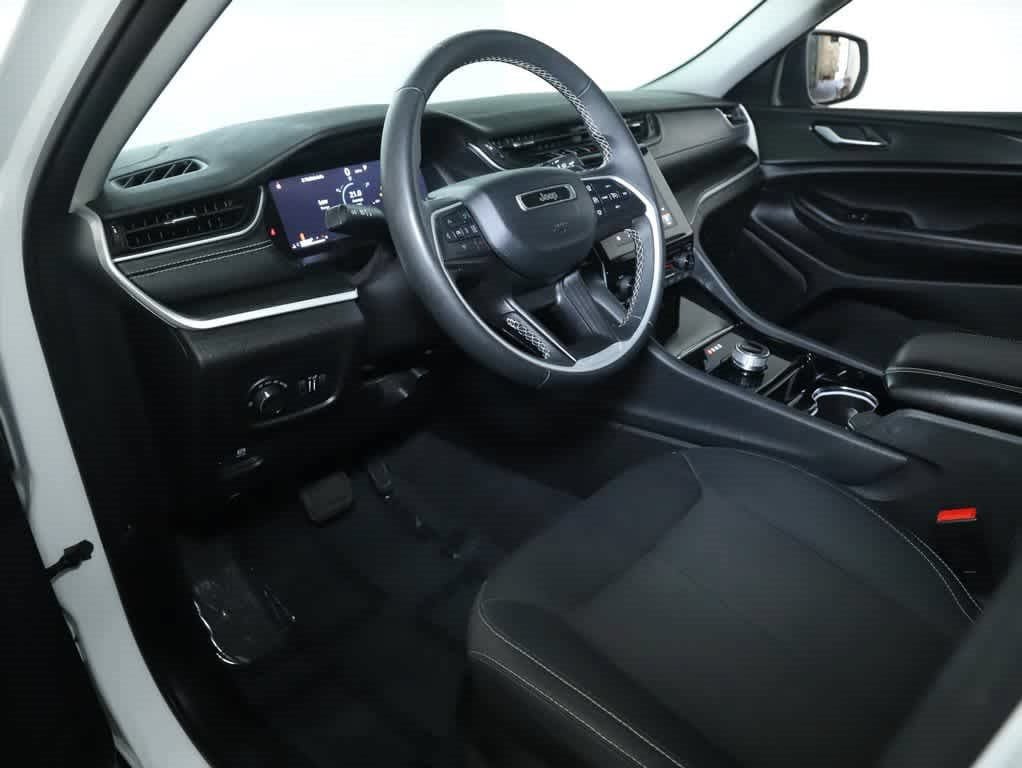 Used 2023 Jeep Grand Cherokee Laredo AWD/4WD image 17