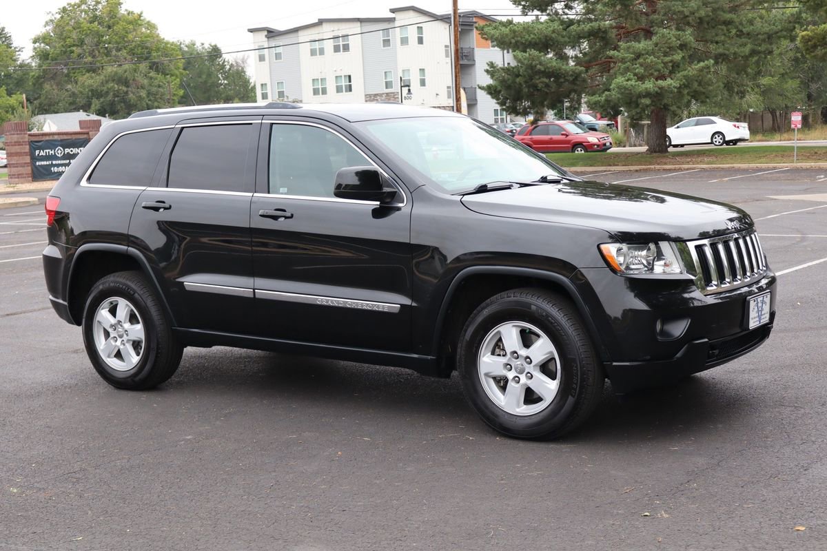 Used 2013 Jeep Grand Cherokee Laredo w/ Laredo E Group AWD/4WD image 2