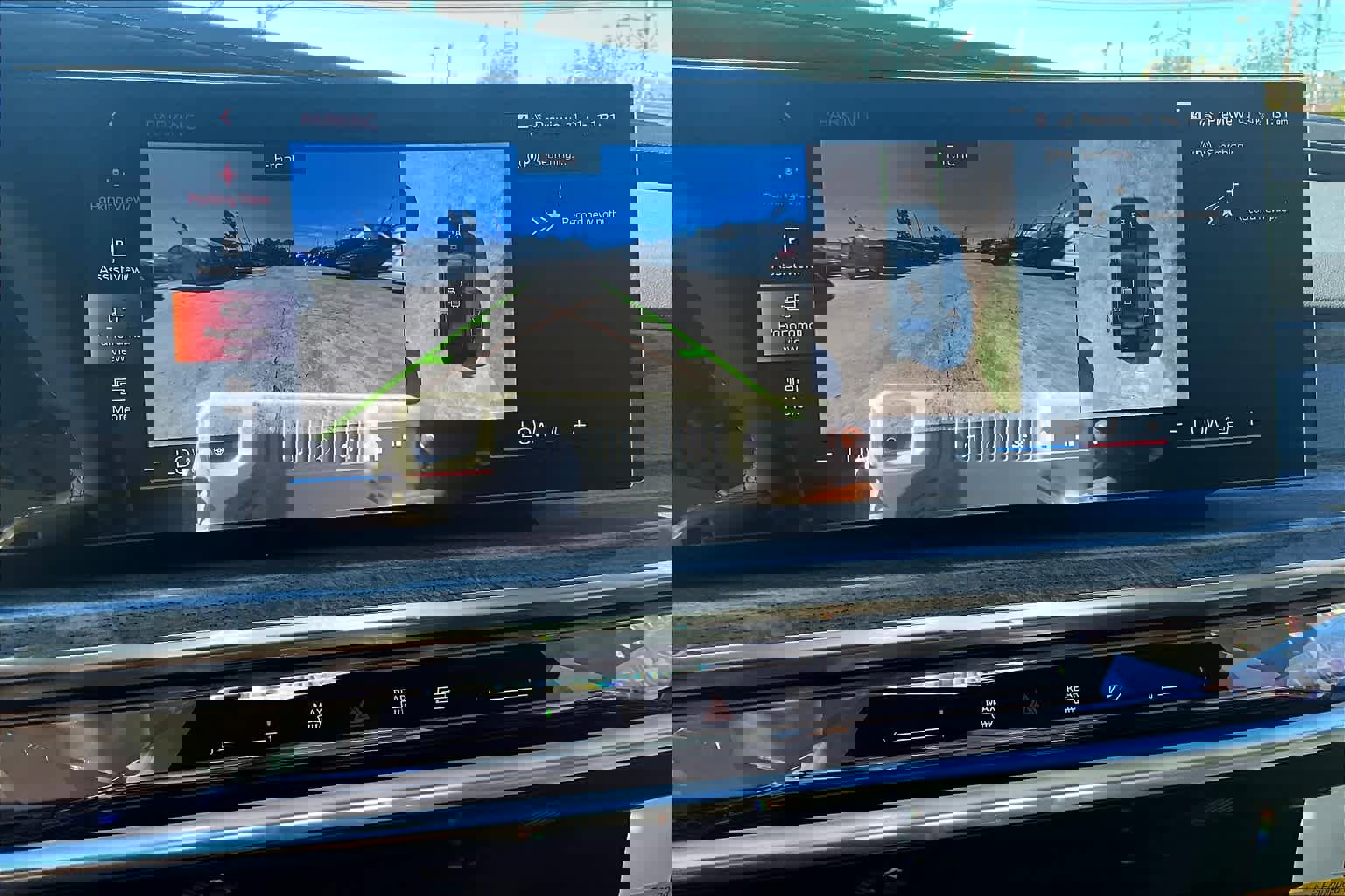 Used 2025 BMW i7 xDrive60 w/ Premium Package image 15