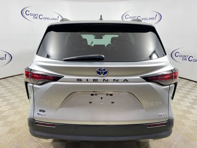 Certified 2025 Toyota Sienna XLE FWD image 5