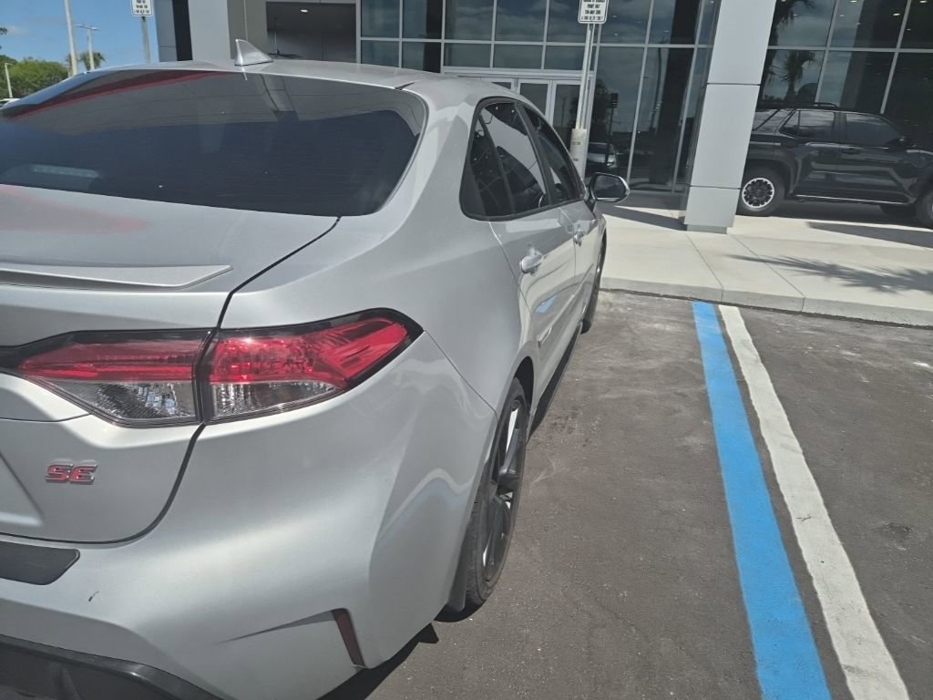Used 2025 Toyota Corolla SE w/ SE Premium Package image 4