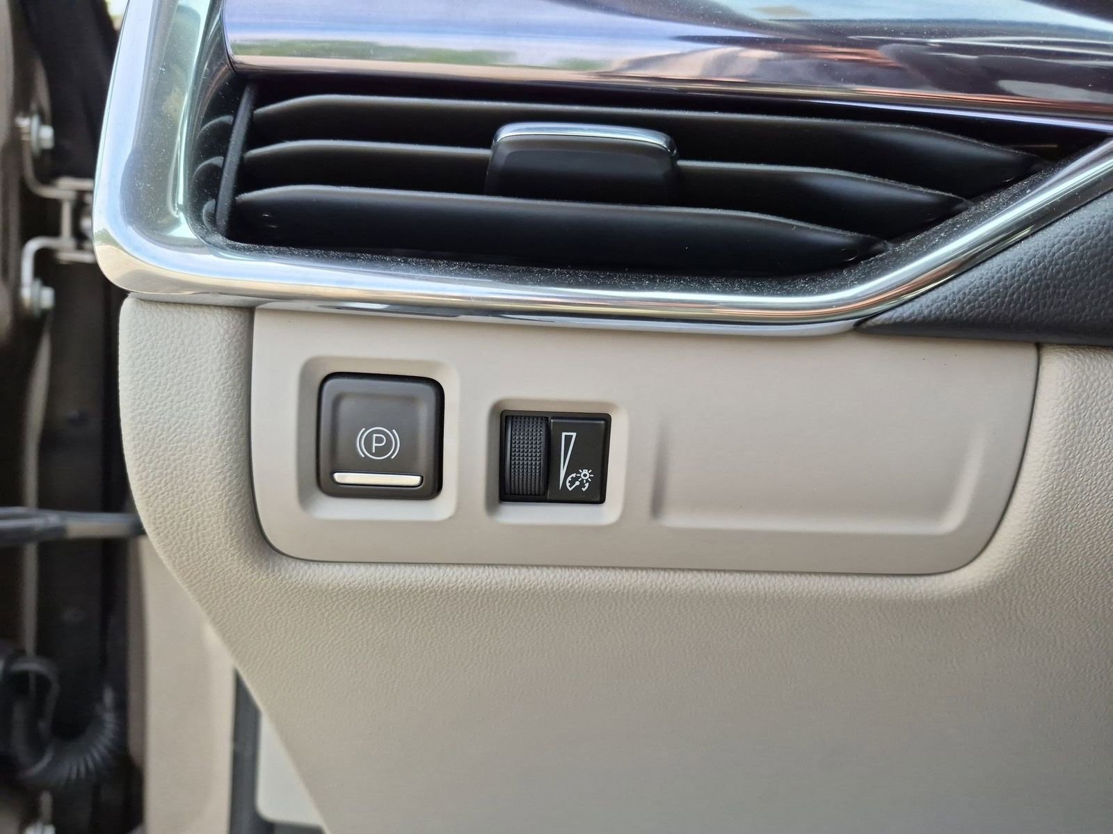 Certified 2023 Cadillac XT4 Luxury w/ Cold Weather Package FWD image 18
