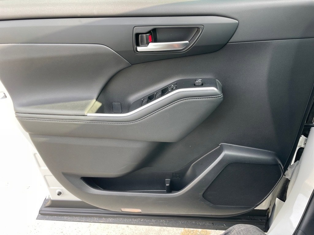 Used 2024 Toyota Highlander XLE image 11