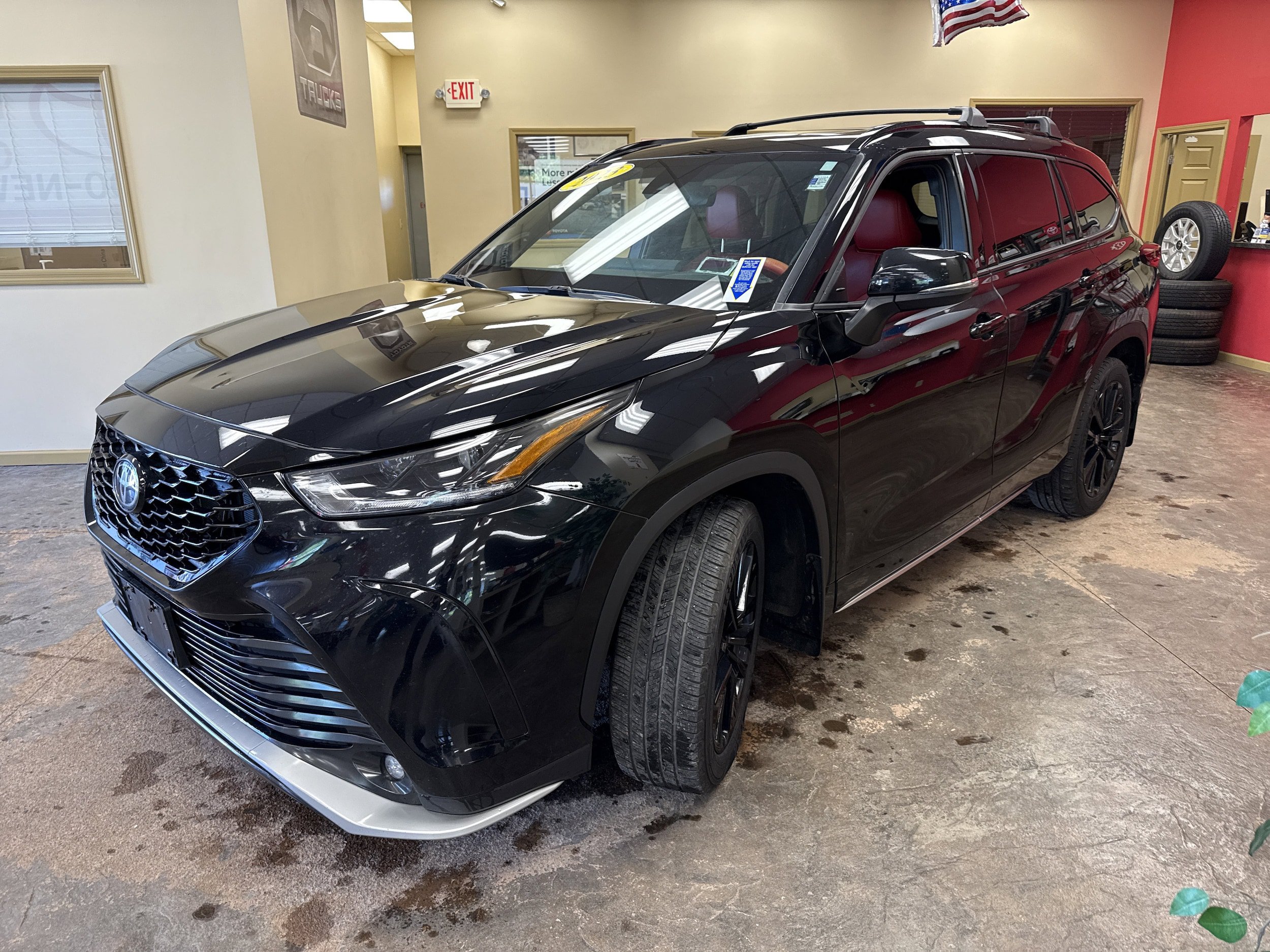 Used 2023 Toyota Highlander XSE AWD/4WD image 3