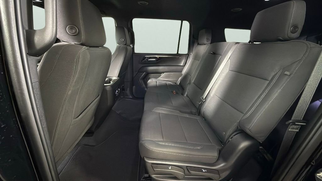 Used 2025 Chevrolet Suburban LS image 28