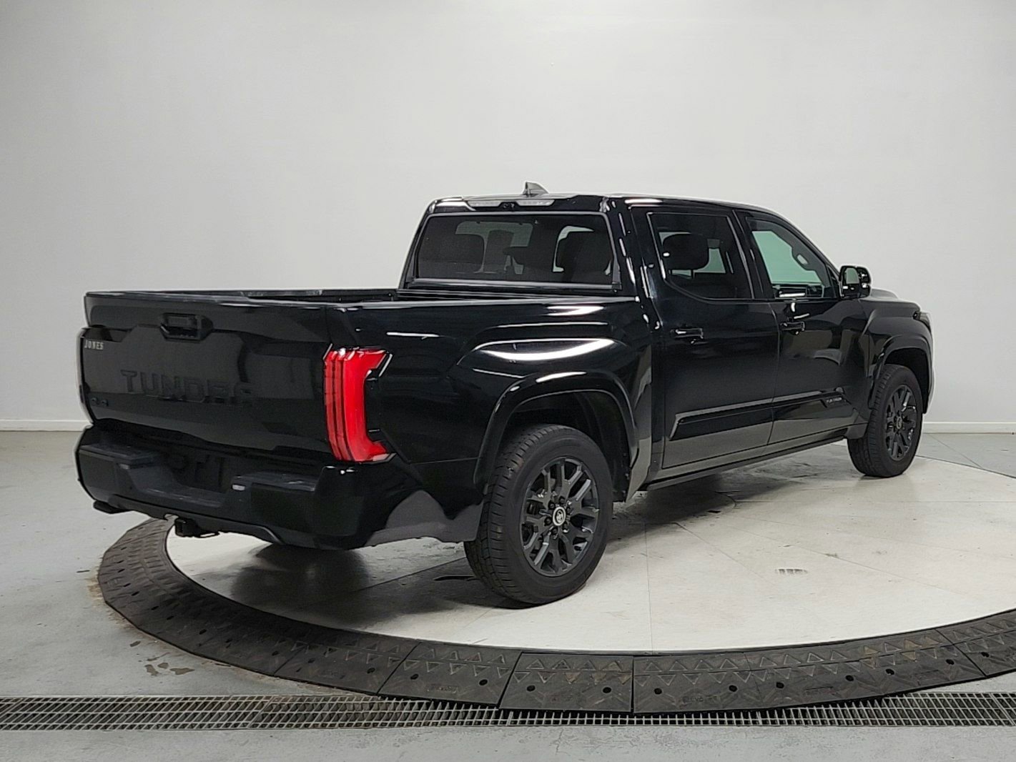 Used 2024 Toyota Tundra Platinum AWD/4WD image 7