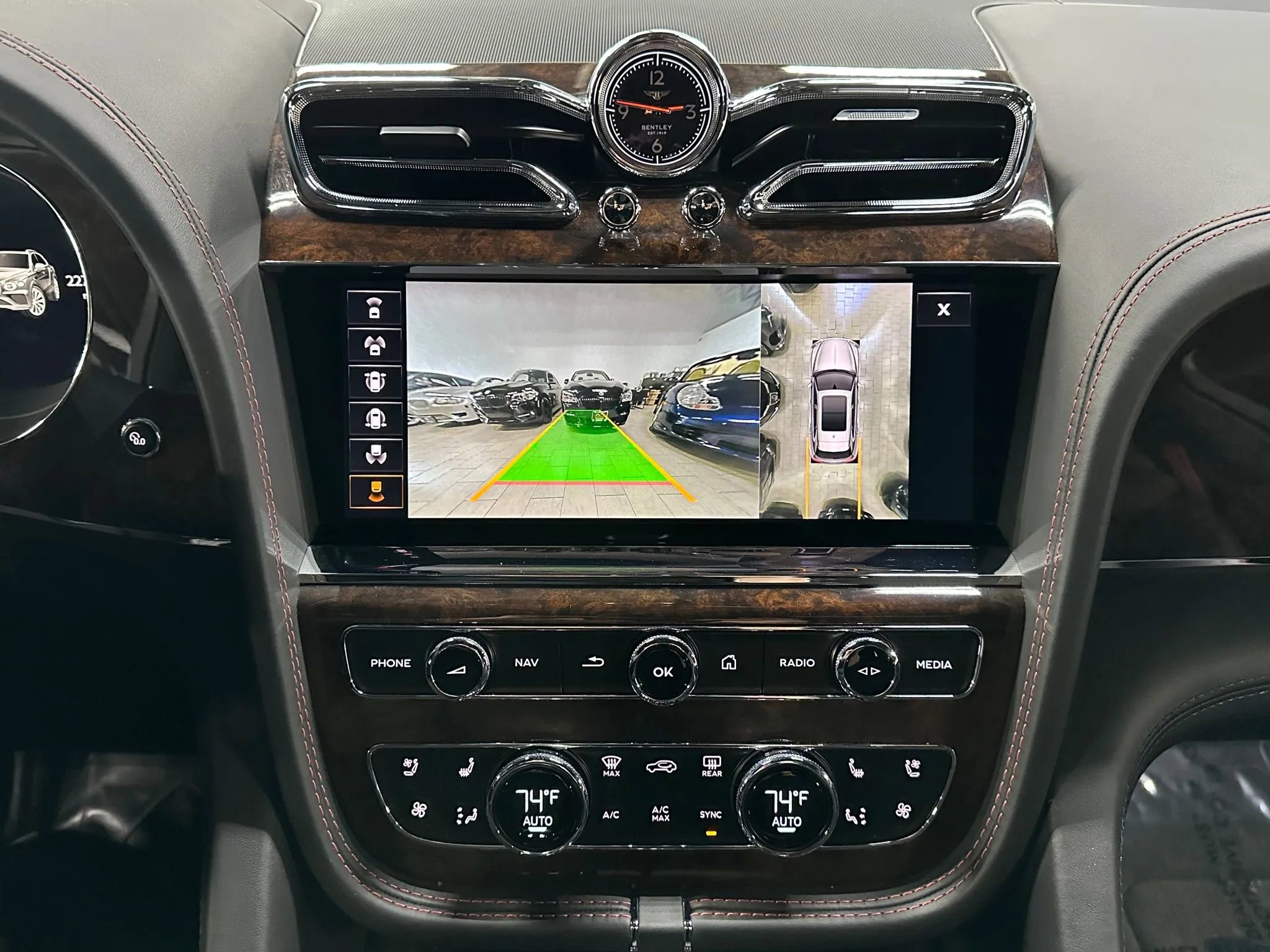 Used 2021 Bentley Bentayga image 18