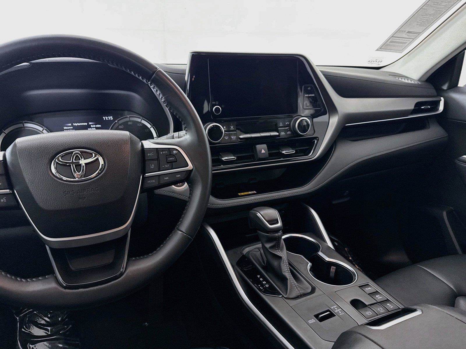 Used 2024 Toyota Highlander XLE AWD/4WD image 32