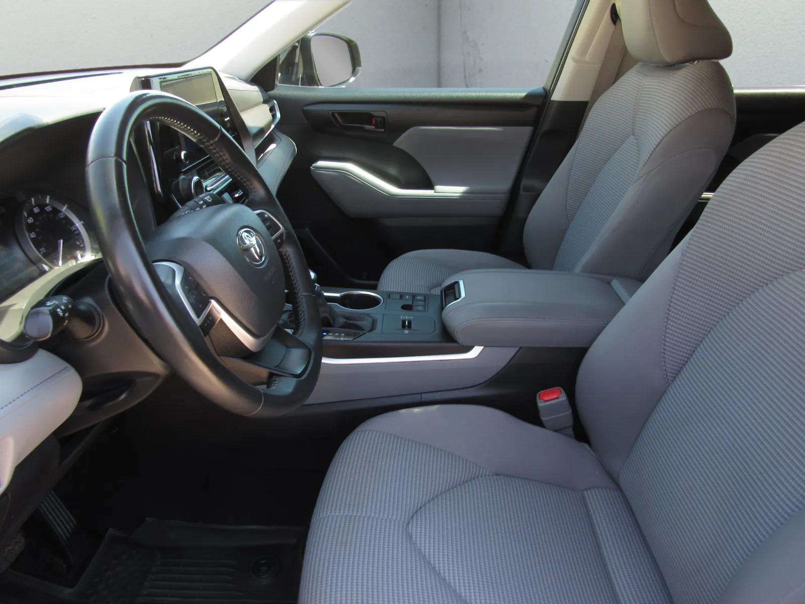 Used 2023 Toyota Highlander LE FWD image 15