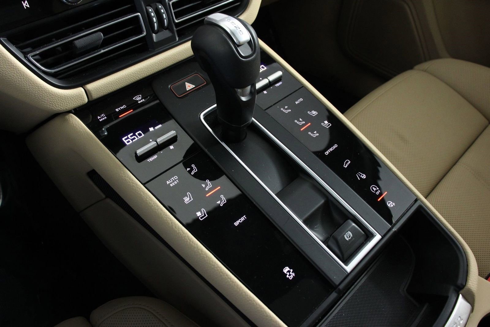 Certified 2025 Porsche Macan image 18