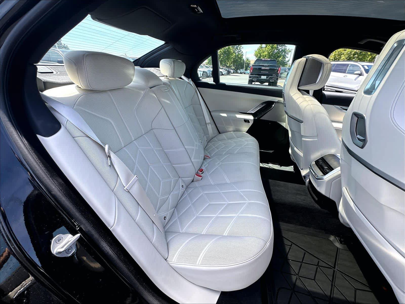 Used 2025 BMW 760i xDrive AWD/4WD image 25