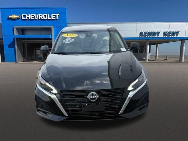 Used 2025 Nissan Altima 2.5 SV FWD image 7