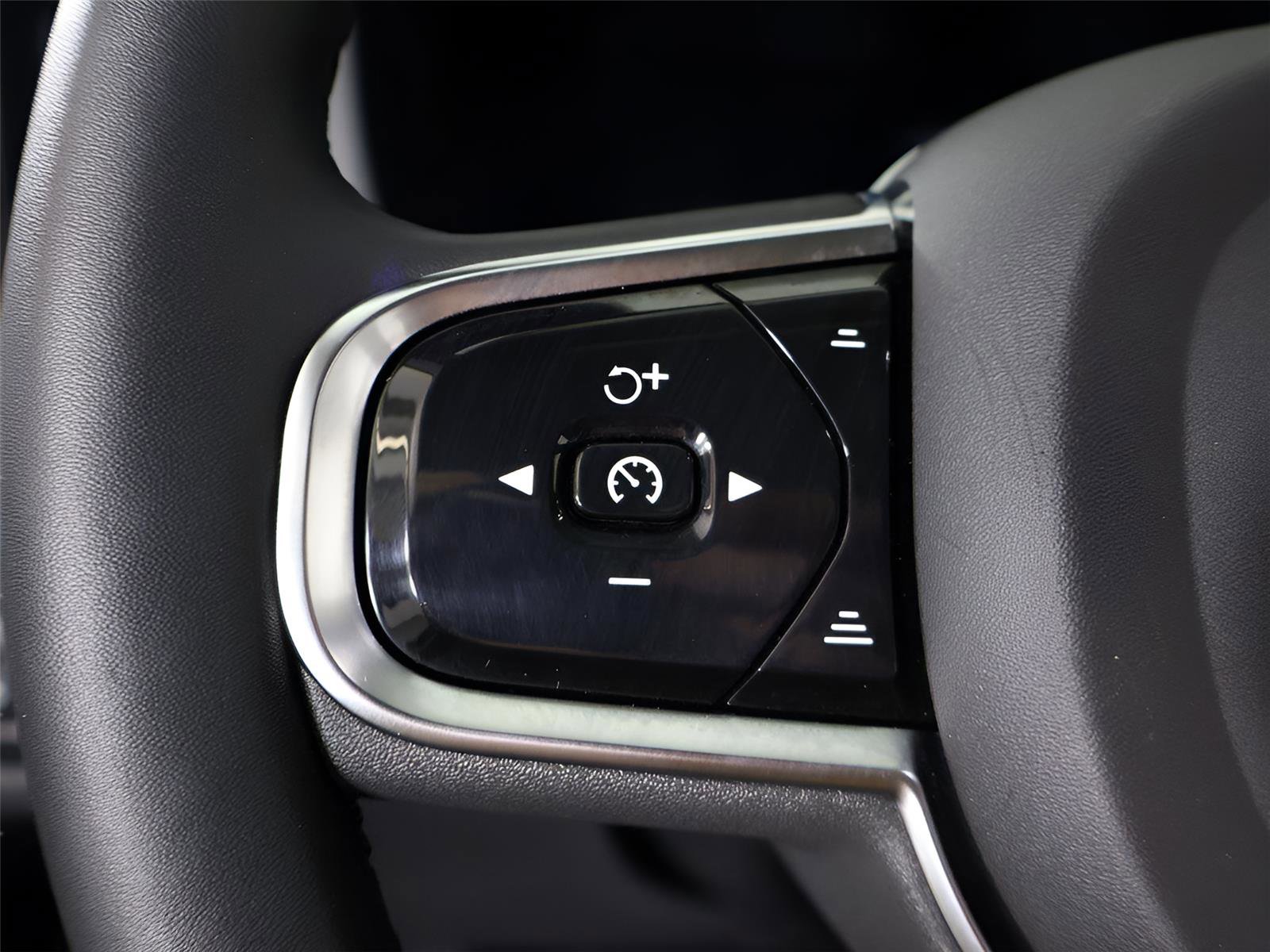 Used 2024 Volvo XC60 B5 Plus image 44